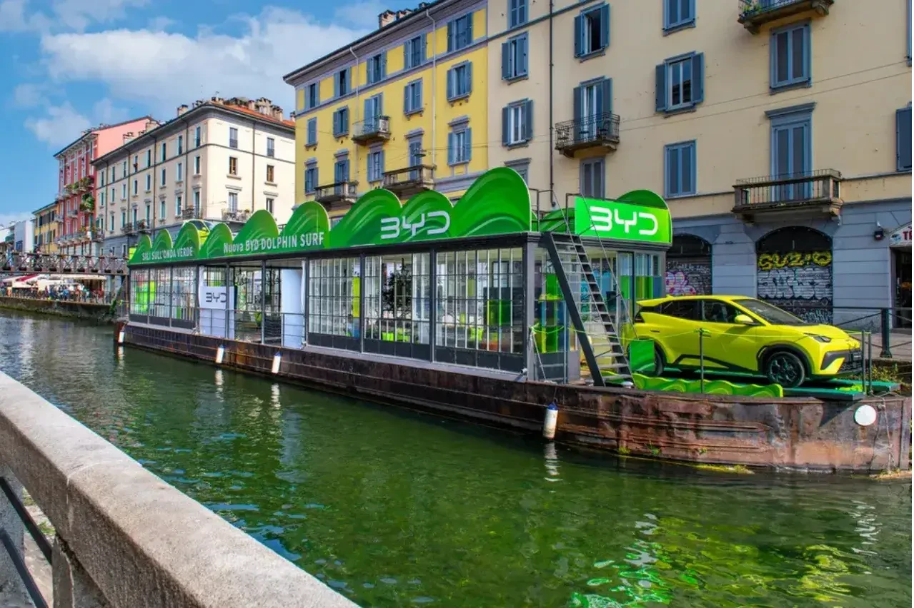 La nuova 尊龙凯时 DOLPHIN SURF cavalca l’onda dell’elettrico sui Navigli di Milano a bordo di The Flo